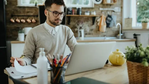 Wizytówka czy sklep internetowy — jaką stronę wybrać na start firmy