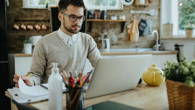 Wizytówka czy sklep internetowy — jaką stronę wybrać na start firmy